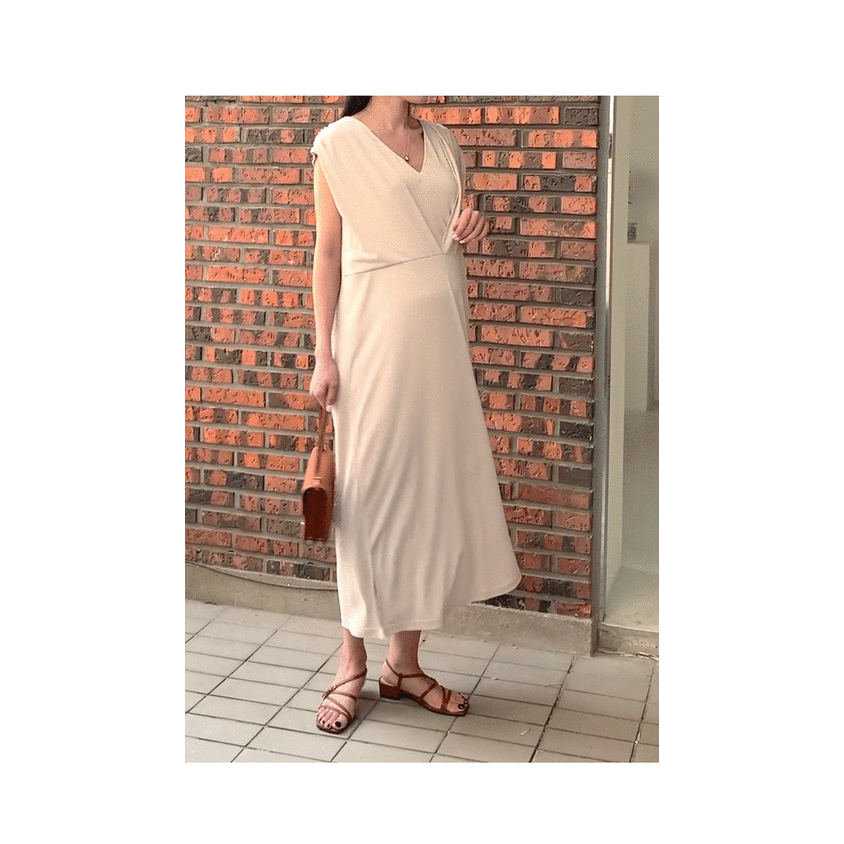 MUMMY.cc:V領莫代爾綁帶修身褶皺裙