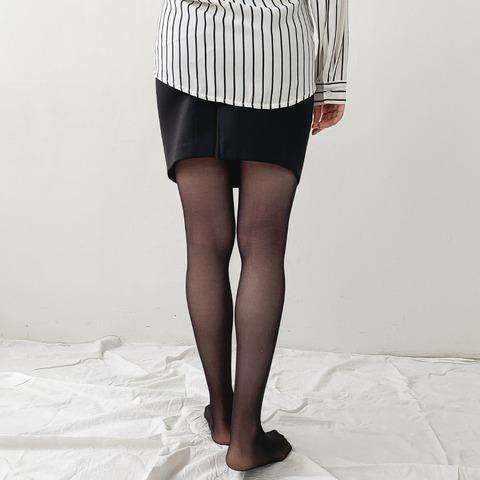 模特兒實穿黑色 30D 絲襪，配黑短裙站姿｜孕婦30D絲襪（第 1 張）