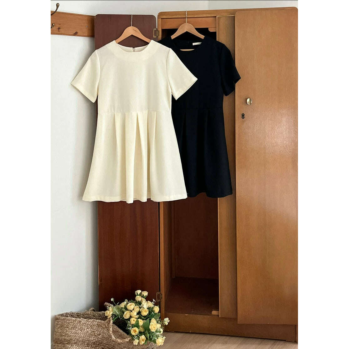 MUMMY.cc:短袖圓領簡潔百褶短裙
