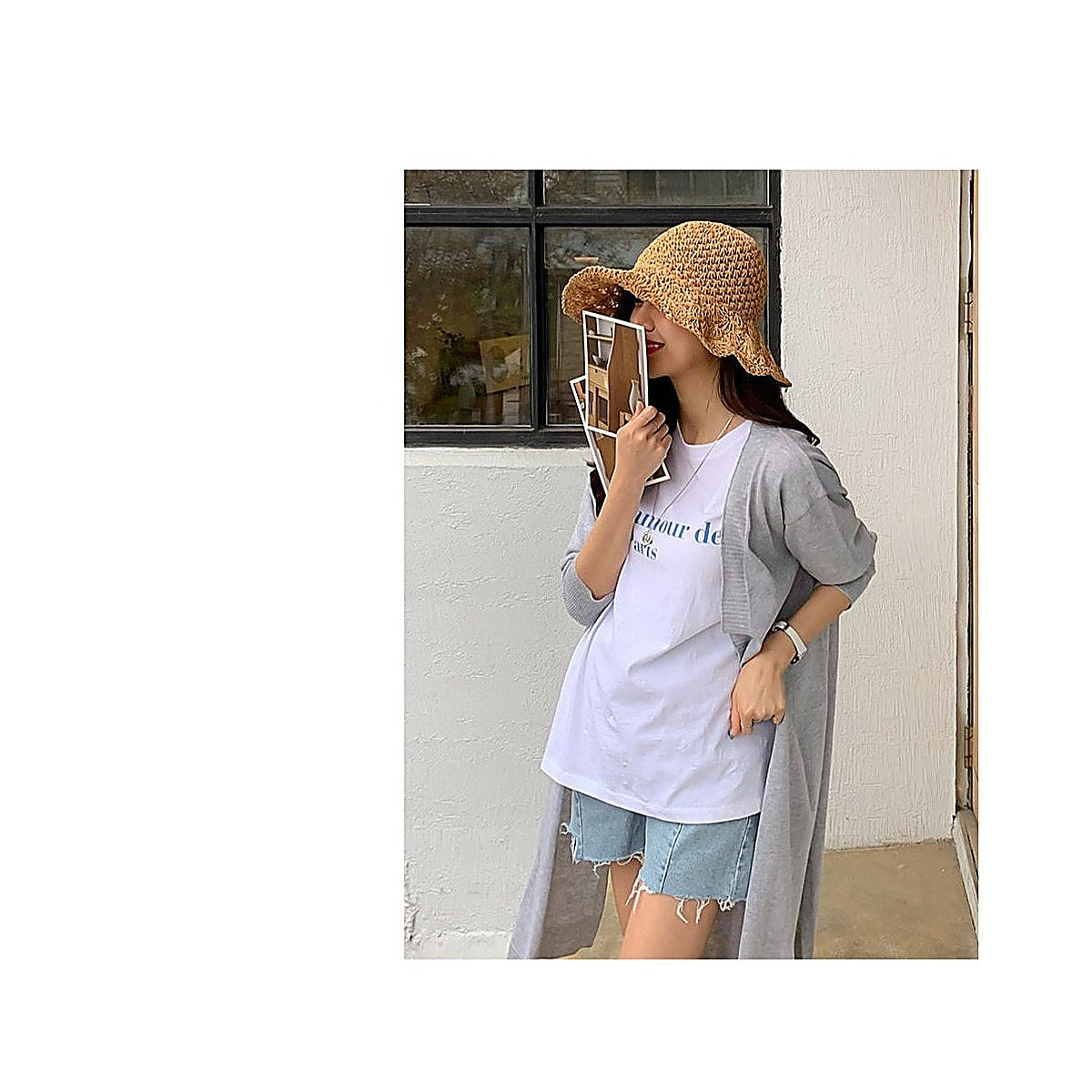 淺藍色牛仔短褲，毛邊設計，模特戴草帽持手機自拍，搭配灰開衫｜孕婦流蘇修長牛仔短褲（第 118 張）