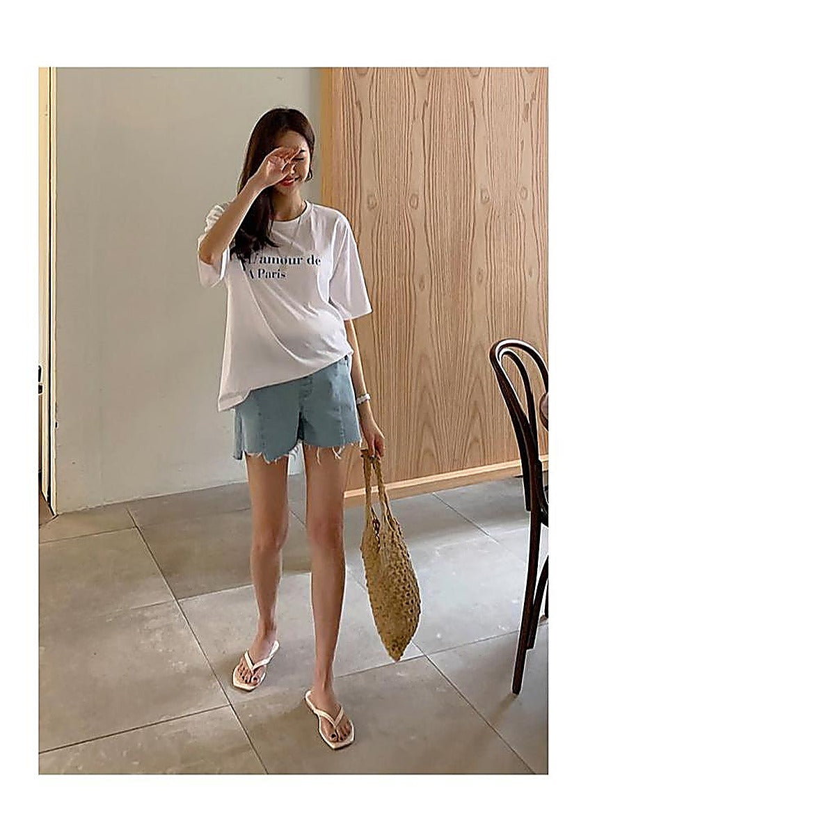 淺藍色牛仔短褲，毛邊褲腳，模特站立手觸臉頰，搭配印花白T恤｜孕婦流蘇修長牛仔短褲（第 119 張）
