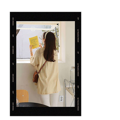模特兒實穿淺黃 tee，鏡前背影｜Daily basic sweet maternity box tee（第 10 張）
