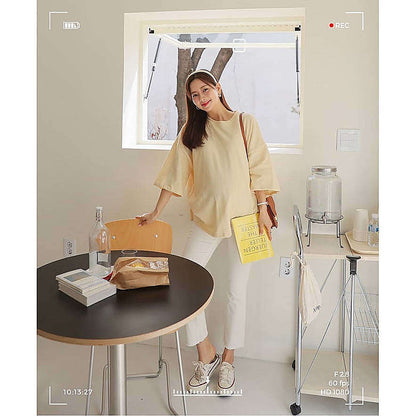 模特兒實穿淺黃 tee，站於圓桌旁配米色褲｜Daily basic sweet maternity box tee（第 5 張）