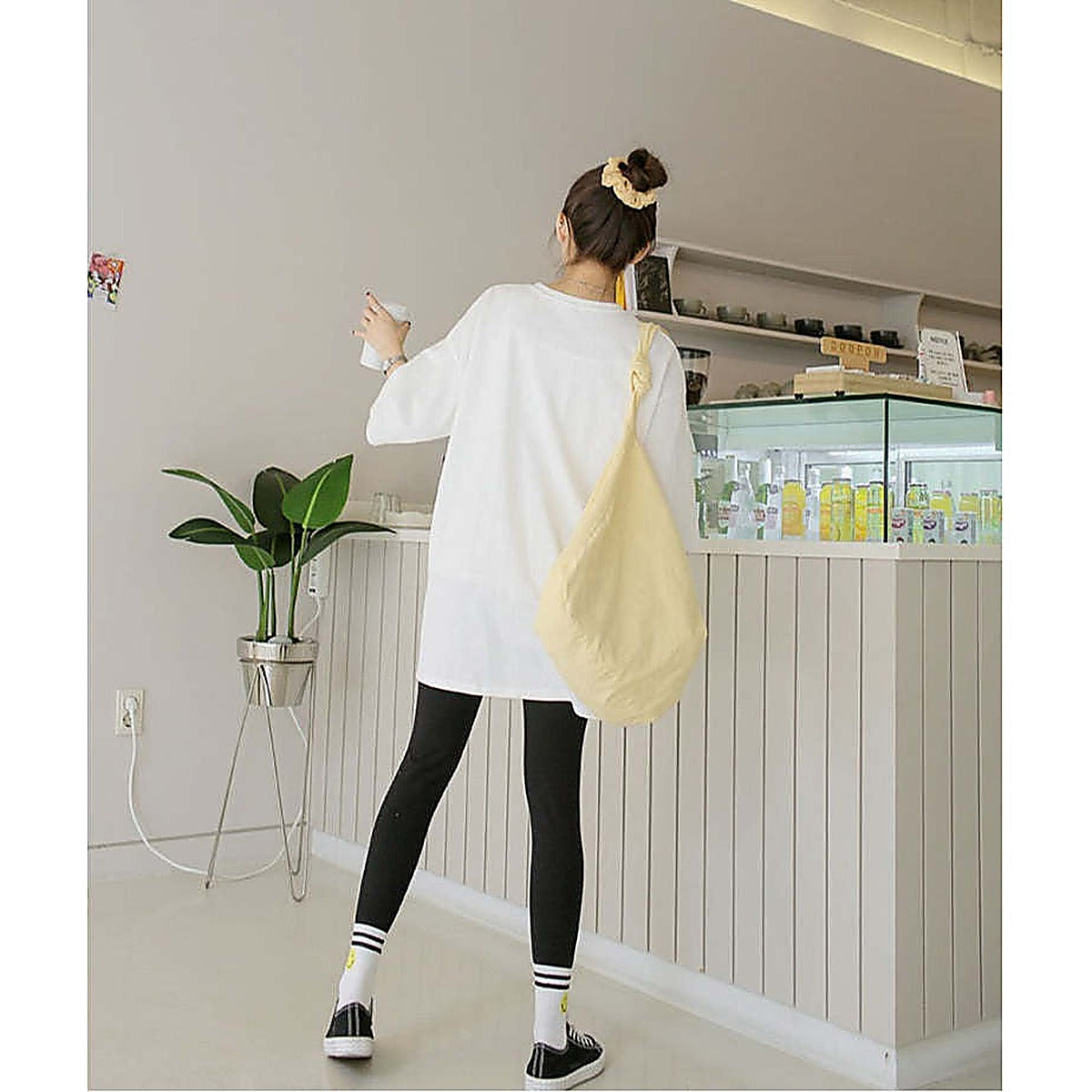 掛拍白底：米白色短袖上衣（附 WARDROBE BASIC 文字）｜微笑刺繡圖案7分袖寬鬆長Tee（第 13 張）