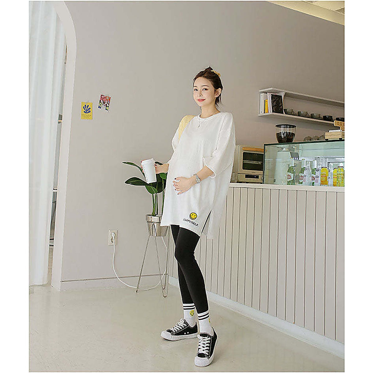 掛拍白底：米白色短袖上衣（附 WARDROBE BASIC 文字）｜微笑刺繡圖案7分袖寬鬆長Tee（第 14 張）