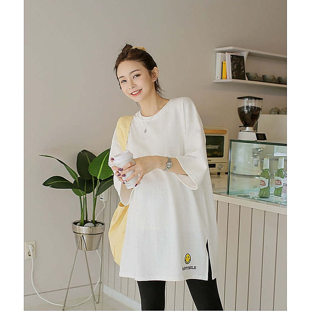 掛拍白底：米白色短袖上衣（附 WARDROBE BASIC 文字）｜微笑刺繡圖案7分袖寬鬆長Tee（第 15 張）