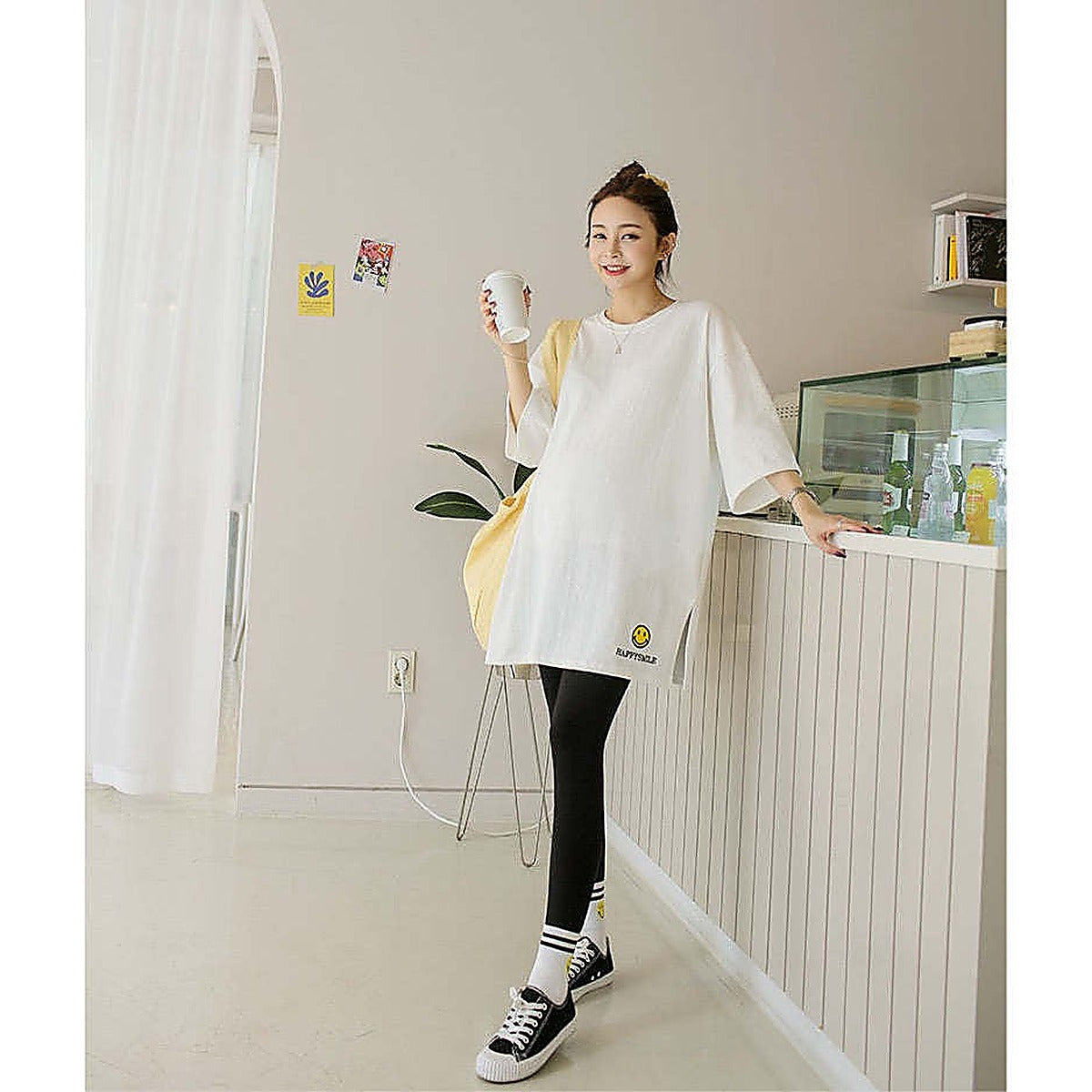 掛拍白底：米白色短袖上衣（附 WARDROBE BASIC 文字）｜微笑刺繡圖案7分袖寬鬆長Tee（第 16 張）