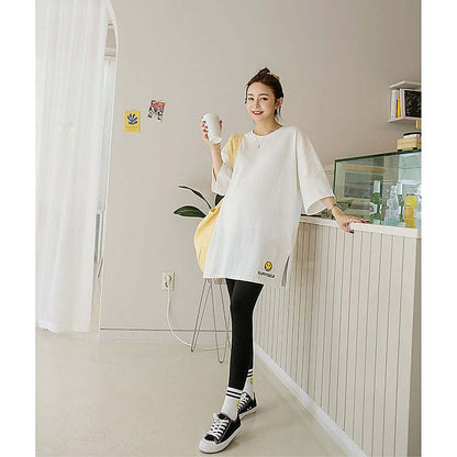 掛拍白底：米白色短袖上衣（附 WARDROBE BASIC 文字）｜微笑刺繡圖案7分袖寬鬆長Tee（第 16 張）