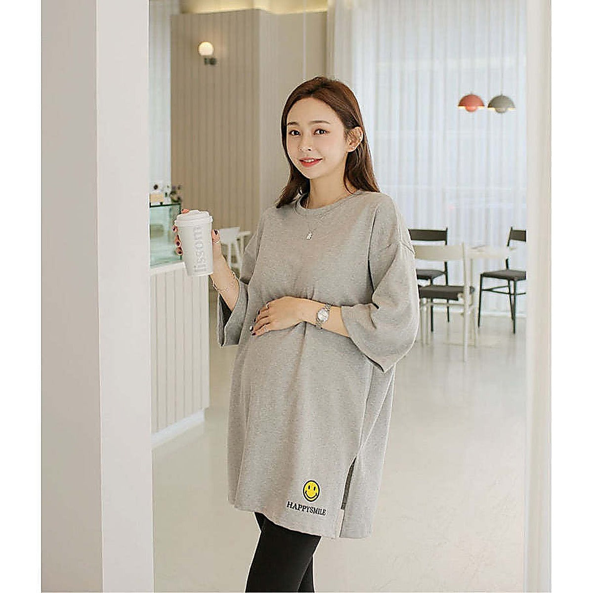 掛拍白底：米白色短袖上衣（附 WARDROBE BASIC 文字）｜微笑刺繡圖案7分袖寬鬆長Tee（第 19 張）