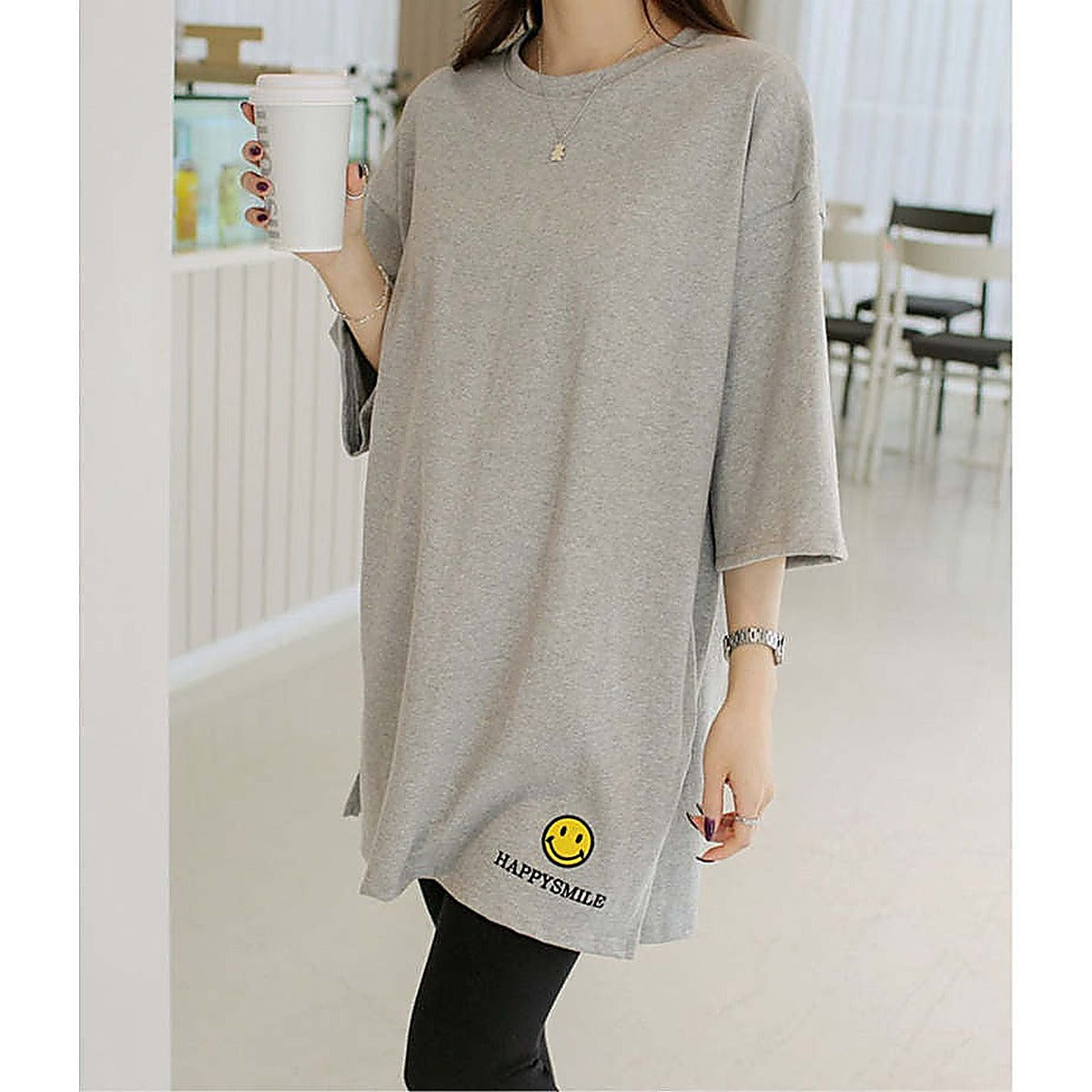 掛拍白底：米白色短袖上衣（附 WARDROBE BASIC 文字）｜微笑刺繡圖案7分袖寬鬆長Tee（第 20 張）