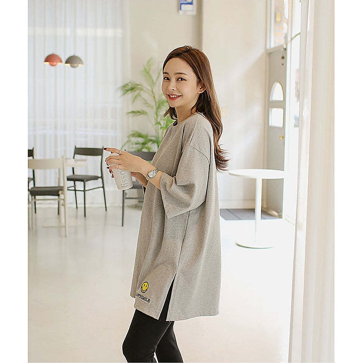 掛拍白底：米白色短袖上衣（附 WARDROBE BASIC 文字）｜微笑刺繡圖案7分袖寬鬆長Tee（第 21 張）