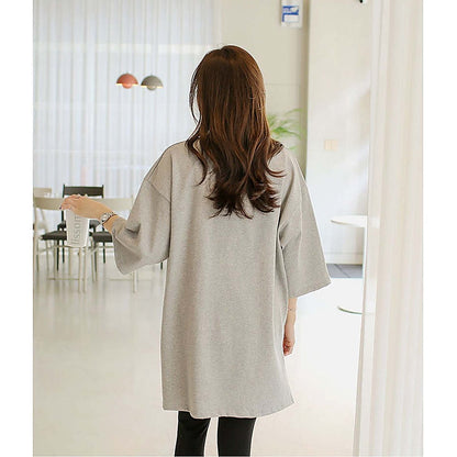 掛拍白底：米白色短袖上衣（附 WARDROBE BASIC 文字）｜微笑刺繡圖案7分袖寬鬆長Tee（第 23 張）