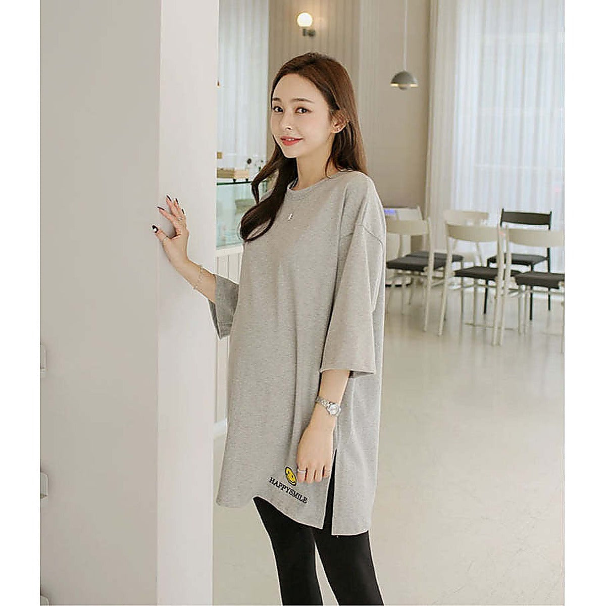 掛拍白底：米白色短袖上衣（附 WARDROBE BASIC 文字）｜微笑刺繡圖案7分袖寬鬆長Tee（第 25 張）