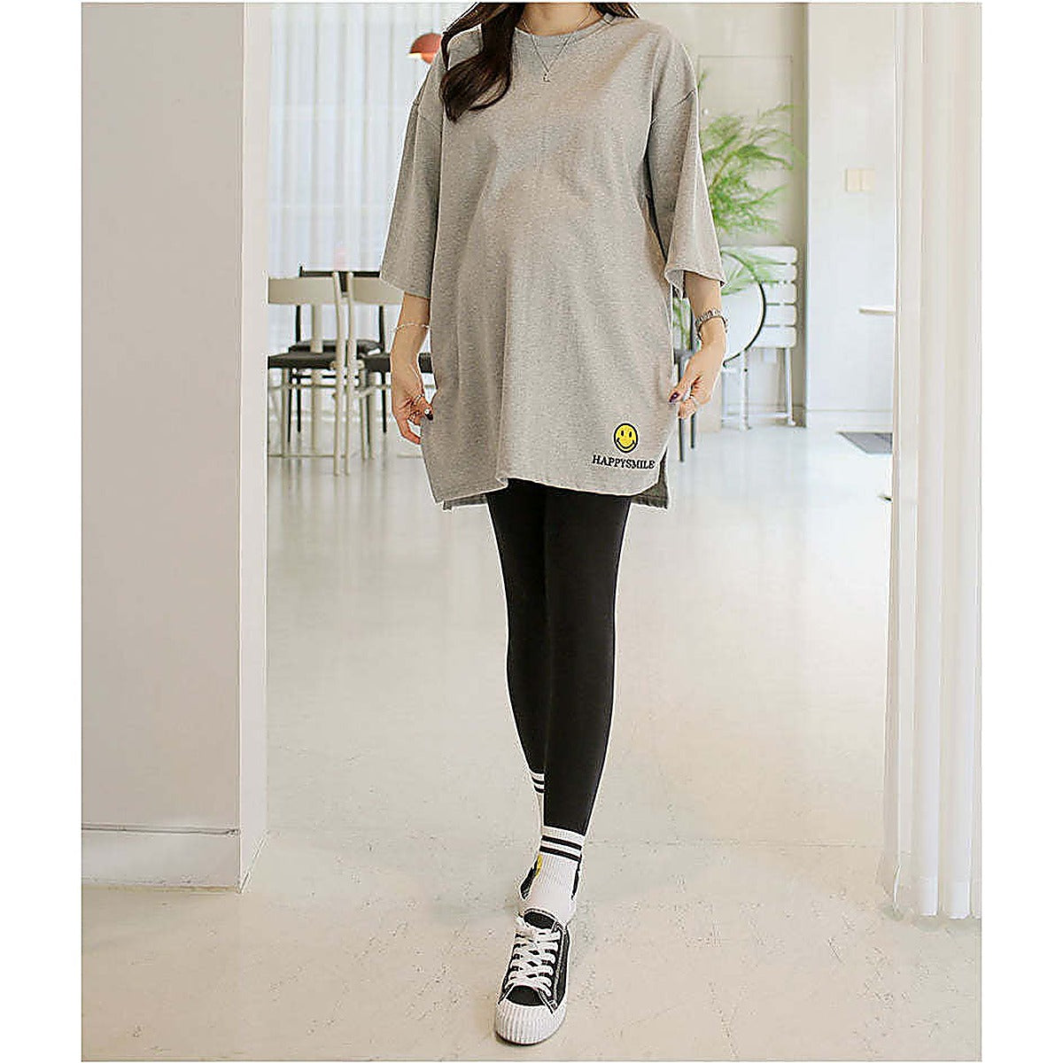 掛拍白底：米白色短袖上衣（附 WARDROBE BASIC 文字）｜微笑刺繡圖案7分袖寬鬆長Tee（第 26 張）