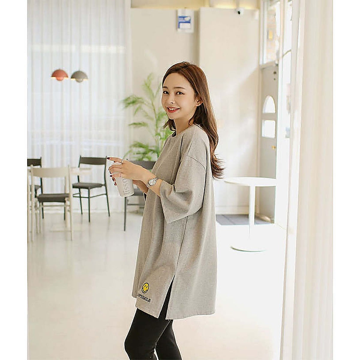 掛拍白底：米白色短袖上衣（附 WARDROBE BASIC 文字）｜微笑刺繡圖案7分袖寬鬆長Tee（第 3 張）