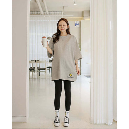 掛拍白底：米白色短袖上衣（附 WARDROBE BASIC 文字）｜微笑刺繡圖案7分袖寬鬆長Tee（第 30 張）