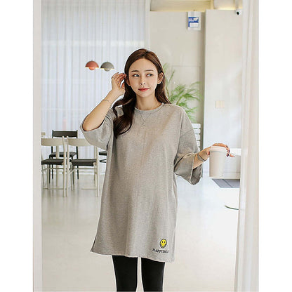 掛拍白底：米白色短袖上衣（附 WARDROBE BASIC 文字）｜微笑刺繡圖案7分袖寬鬆長Tee（第 31 張）