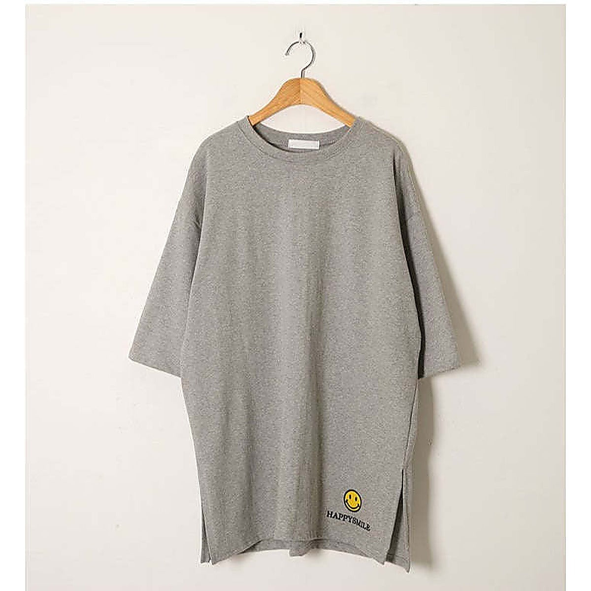 掛拍白底：米白色短袖上衣（附 WARDROBE BASIC 文字）｜微笑刺繡圖案7分袖寬鬆長Tee（第 32 張）