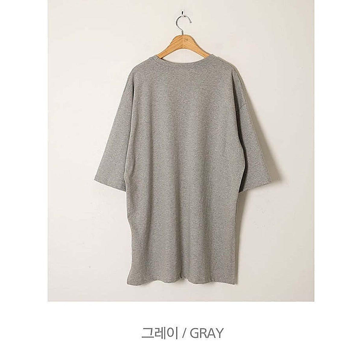 掛拍白底：米白色短袖上衣（附 WARDROBE BASIC 文字）｜微笑刺繡圖案7分袖寬鬆長Tee（第 33 張）