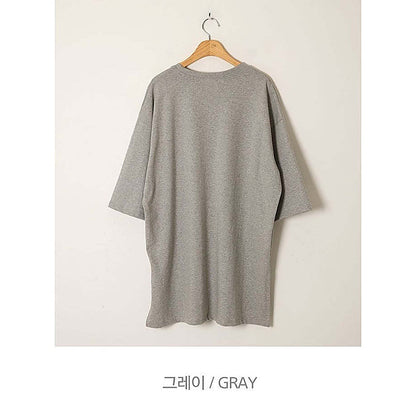 掛拍白底：米白色短袖上衣（附 WARDROBE BASIC 文字）｜微笑刺繡圖案7分袖寬鬆長Tee（第 33 張）