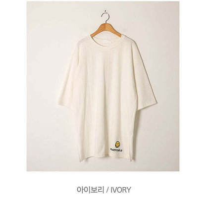 掛拍白底：米白色短袖上衣（附 WARDROBE BASIC 文字）｜微笑刺繡圖案7分袖寬鬆長Tee（第 1 張）
