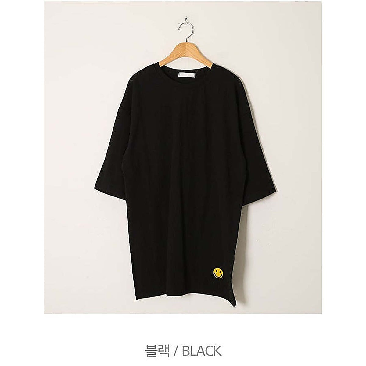 掛拍白底：米白色短袖上衣（附 WARDROBE BASIC 文字）｜微笑刺繡圖案7分袖寬鬆長Tee（第 34 張）