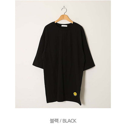 掛拍白底：米白色短袖上衣（附 WARDROBE BASIC 文字）｜微笑刺繡圖案7分袖寬鬆長Tee（第 34 張）