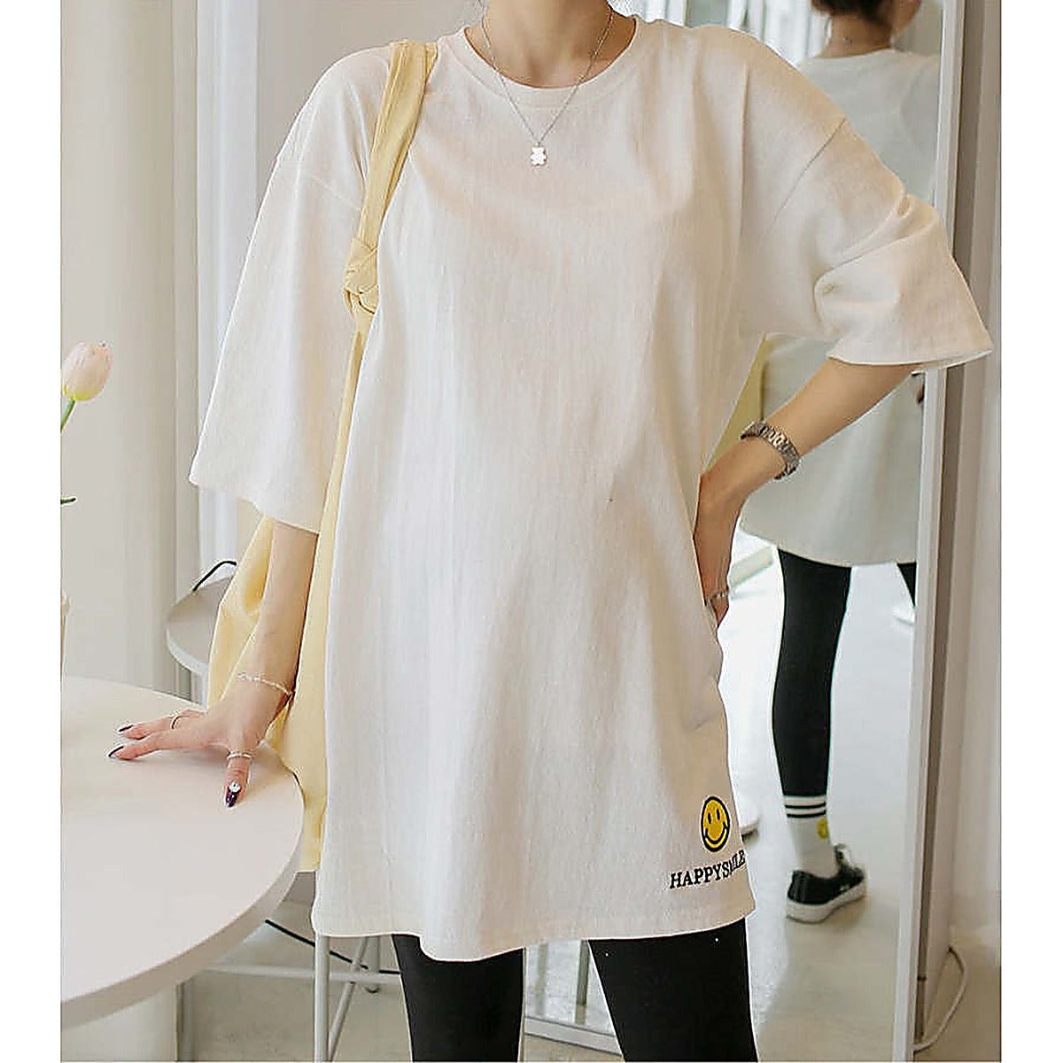 掛拍白底：米白色短袖上衣（附 WARDROBE BASIC 文字）｜微笑刺繡圖案7分袖寬鬆長Tee（第 5 張）