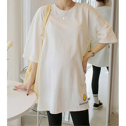 掛拍白底：米白色短袖上衣（附 WARDROBE BASIC 文字）｜微笑刺繡圖案7分袖寬鬆長Tee（第 5 張）
