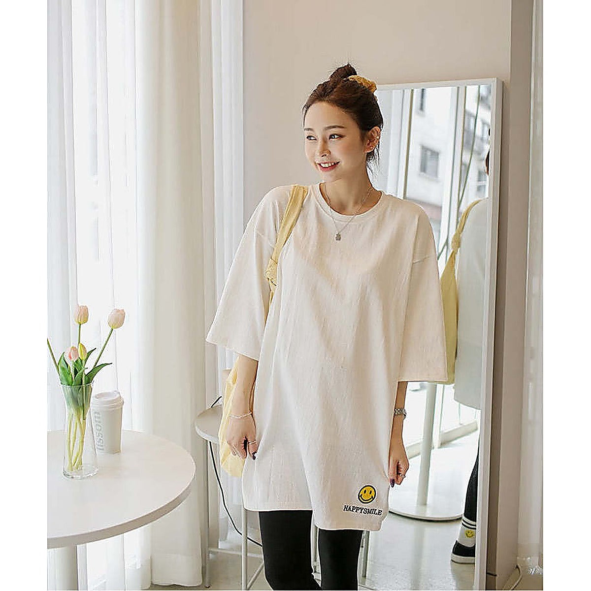 掛拍白底：米白色短袖上衣（附 WARDROBE BASIC 文字）｜微笑刺繡圖案7分袖寬鬆長Tee（第 9 張）