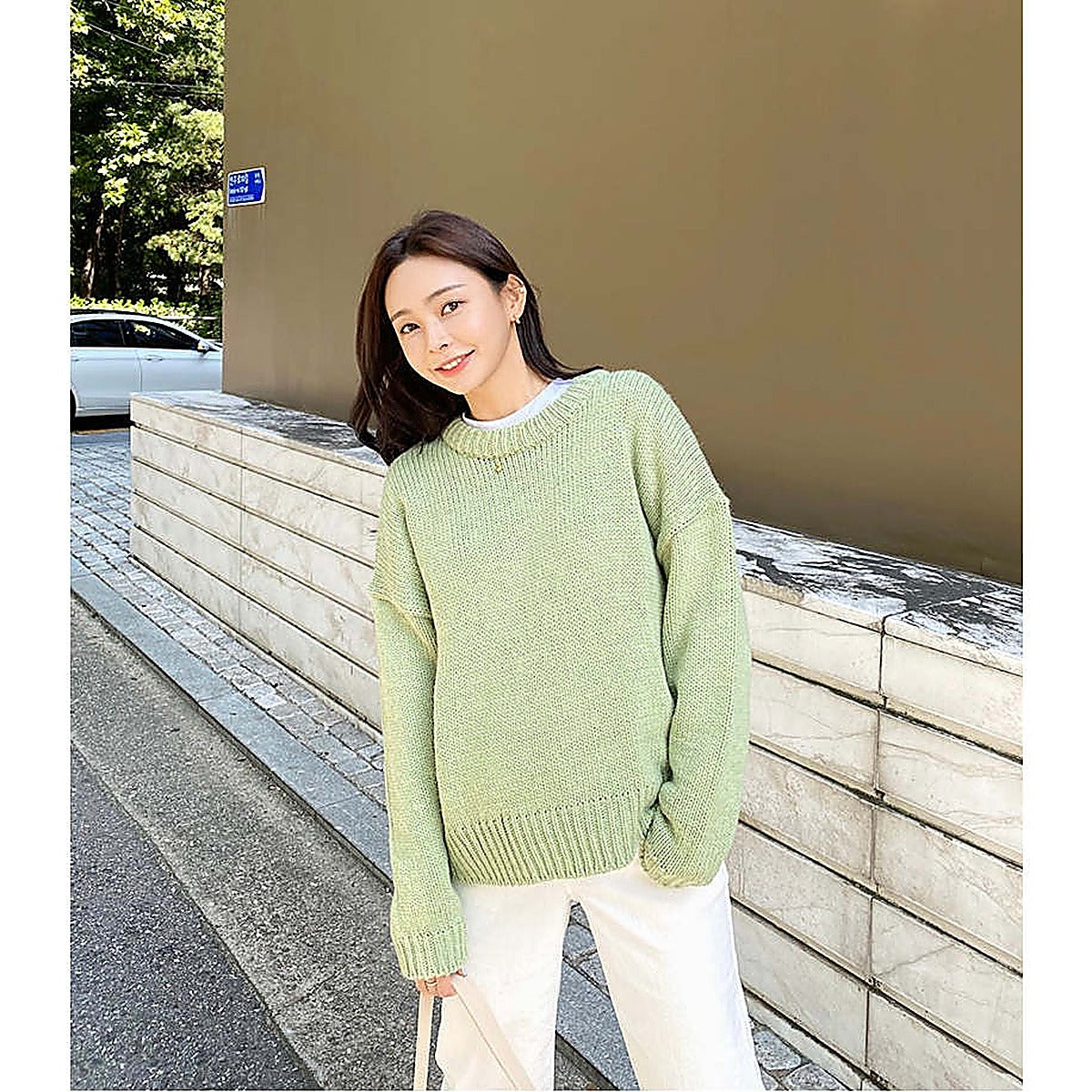 模特兒實穿綠色長裙，站於街頭側身｜孕婦棉質寬腳褲（第 14 張）