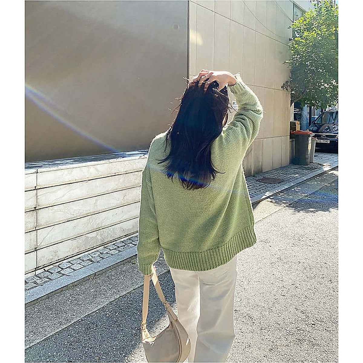模特兒實穿綠色長裙，站於街頭側身｜孕婦棉質寬腳褲（第 22 張）