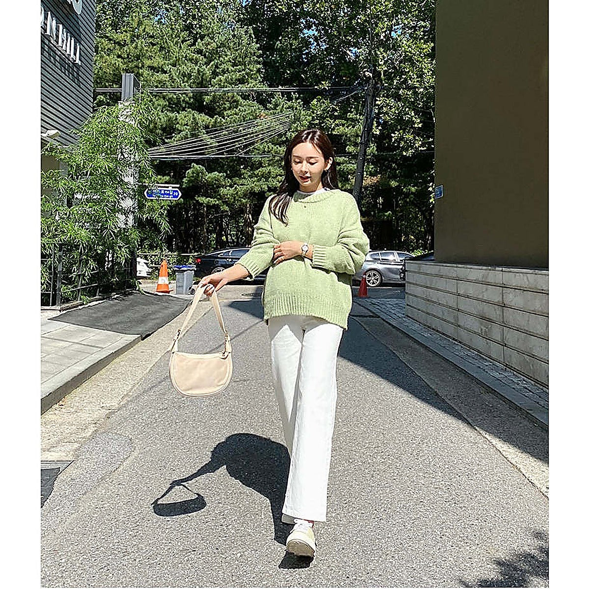 模特兒實穿綠色長裙，站於街頭側身｜孕婦棉質寬腳褲（第 28 張）