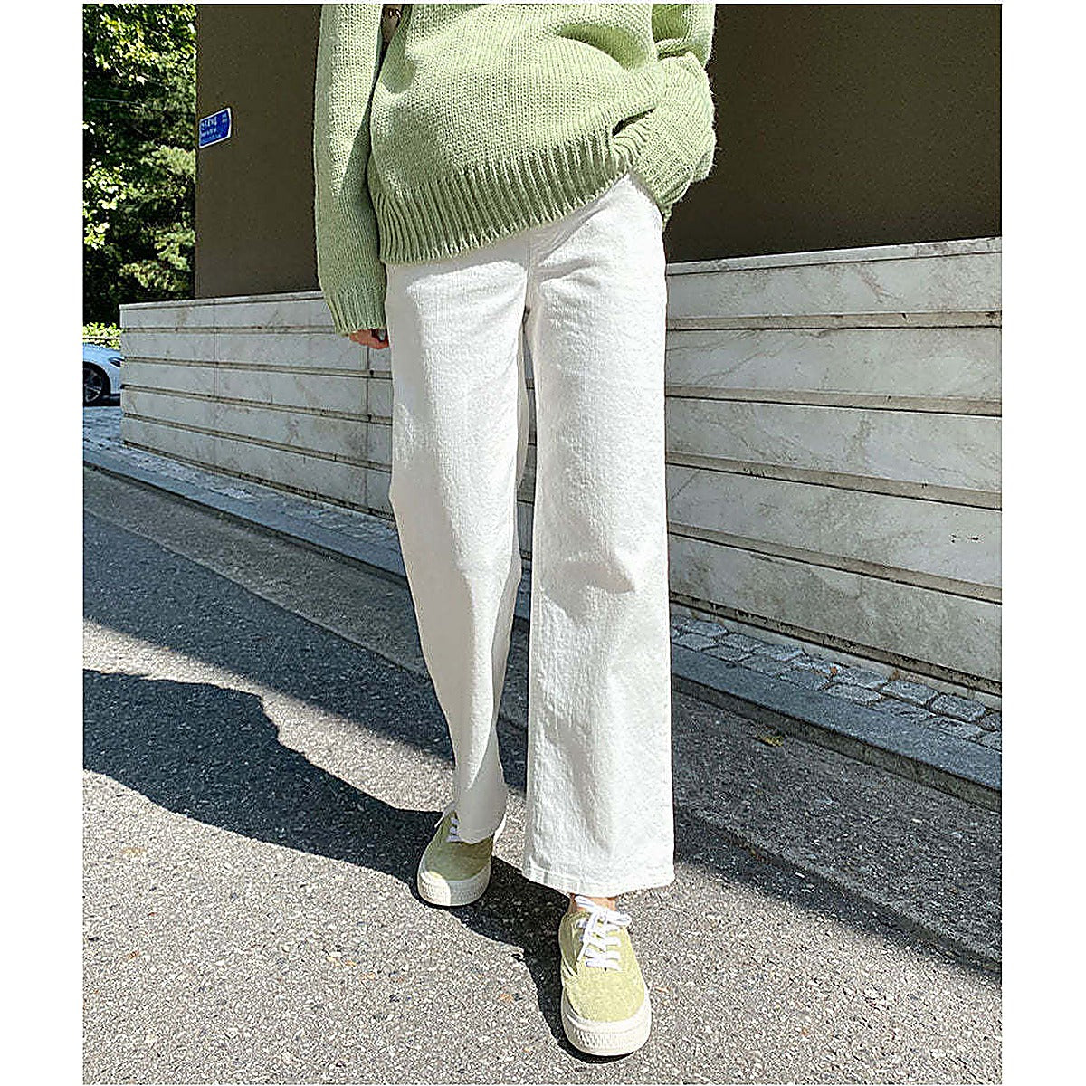 模特兒實穿綠色長裙，站於街頭側身｜孕婦棉質寬腳褲（第 35 張）