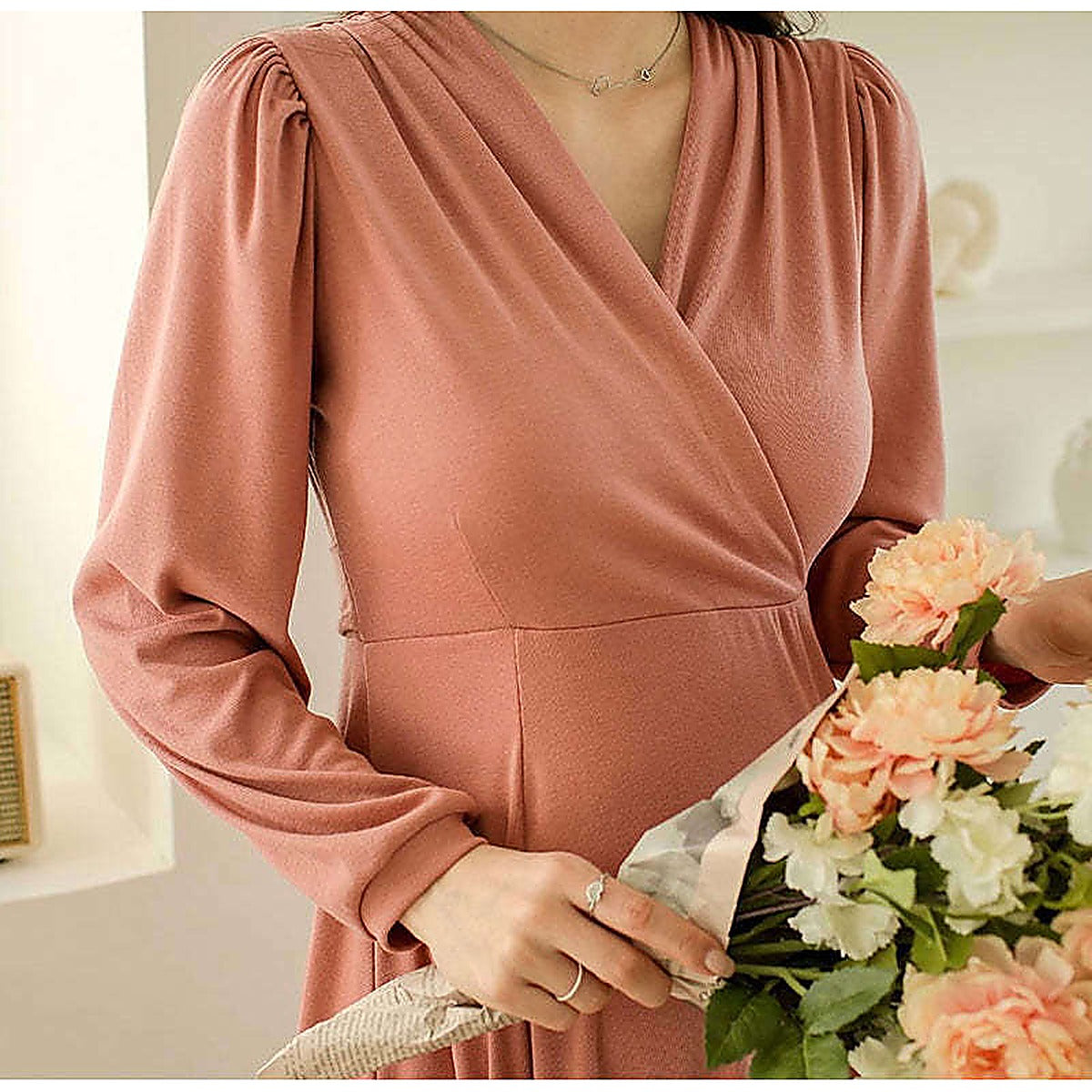 細節特寫：粉色連身裙腰間綁帶｜包裹哺乳柔軟綁結孕婦連身裙（第 6 張）