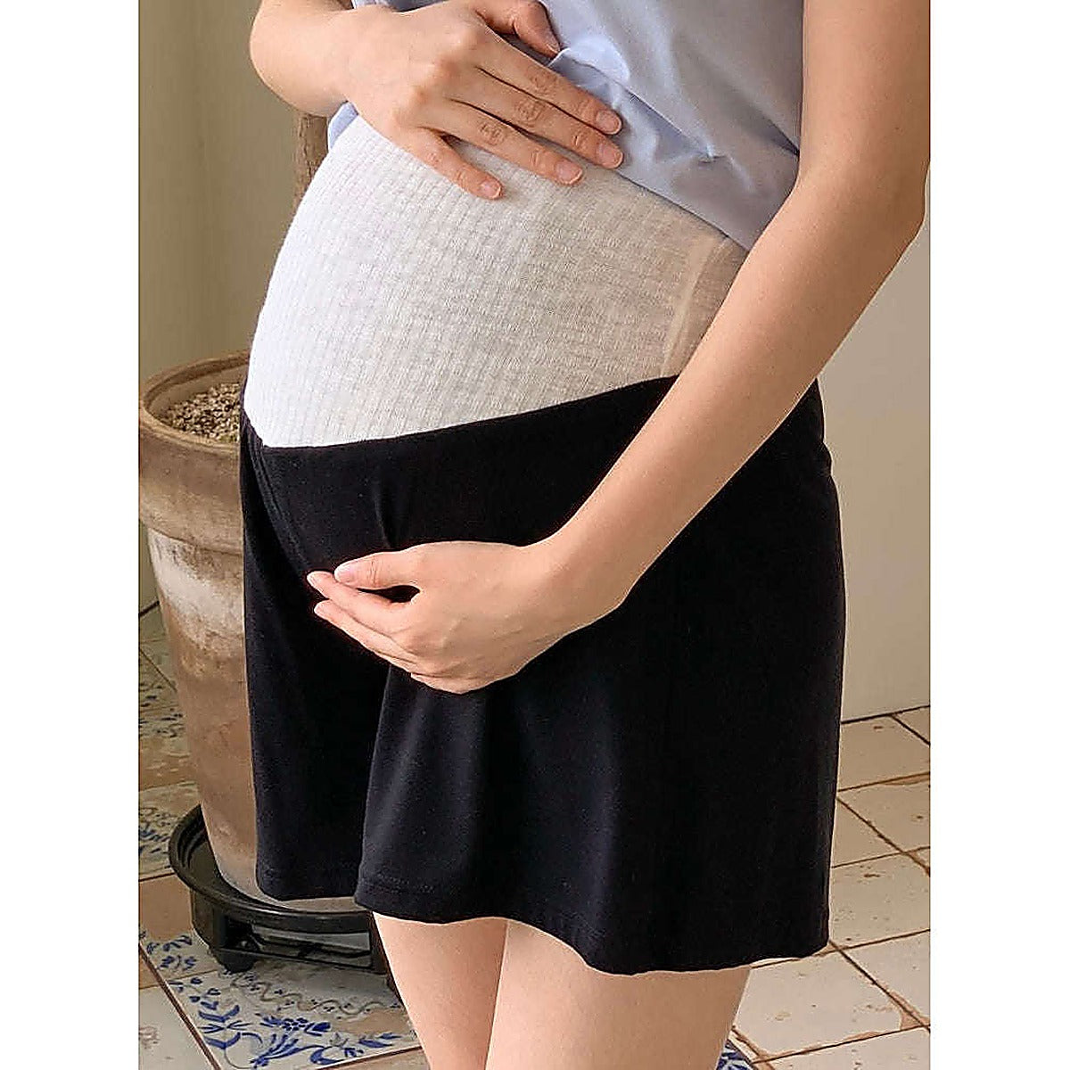 模特兒實穿黑色孕婦家居短褲（配淺藍／紫色上衣）｜孕婦彈性舒適休閒棉短褲（第 30 張）