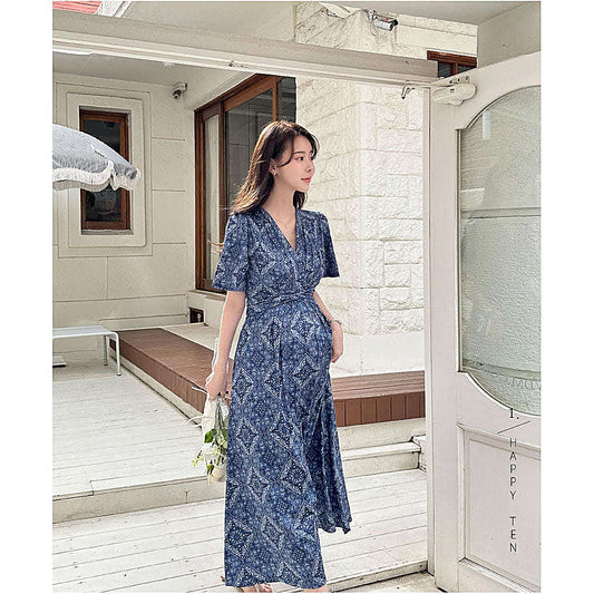 模特兒實穿深藍印花長裙，站於門口全身｜孕婦民族風裹式綁帶連身裙（第 1 張）