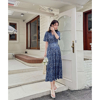 模特兒實穿深藍印花長裙，站於門口側身｜孕婦民族風裹式綁帶連身裙（第 19 張）