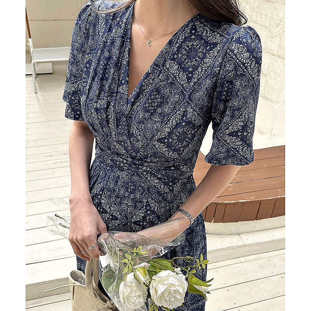 模特兒實穿深藍印花長裙，手持花束近鏡｜孕婦民族風裹式綁帶連身裙（第 5 張）