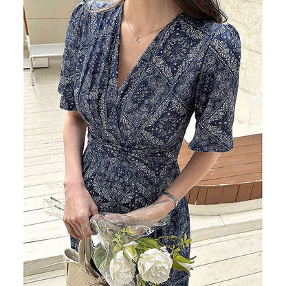 模特兒實穿深藍印花長裙，手持花束近鏡｜孕婦民族風裹式綁帶連身裙（第 5 張）