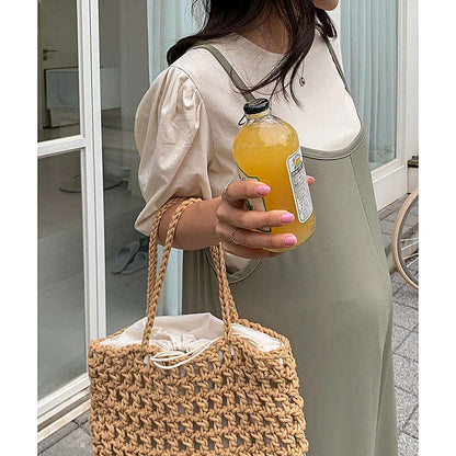 模特兒實穿灰綠褲，手持藤袋與飲品｜孕婦吊帶涼爽彈性連身褲（第 15 張）