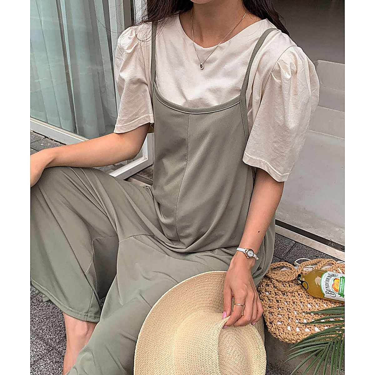 模特兒實穿灰綠褲，坐於店內手持草帽｜孕婦吊帶涼爽彈性連身褲（第 4 張）