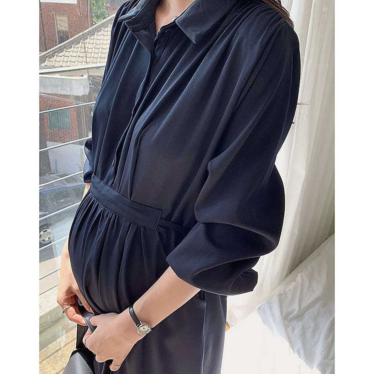 細節特寫：深藍連身裙腰側綁帶近鏡｜孕婦企領恤衫修腰長袖連身裙（可哺乳）（第 10 張）