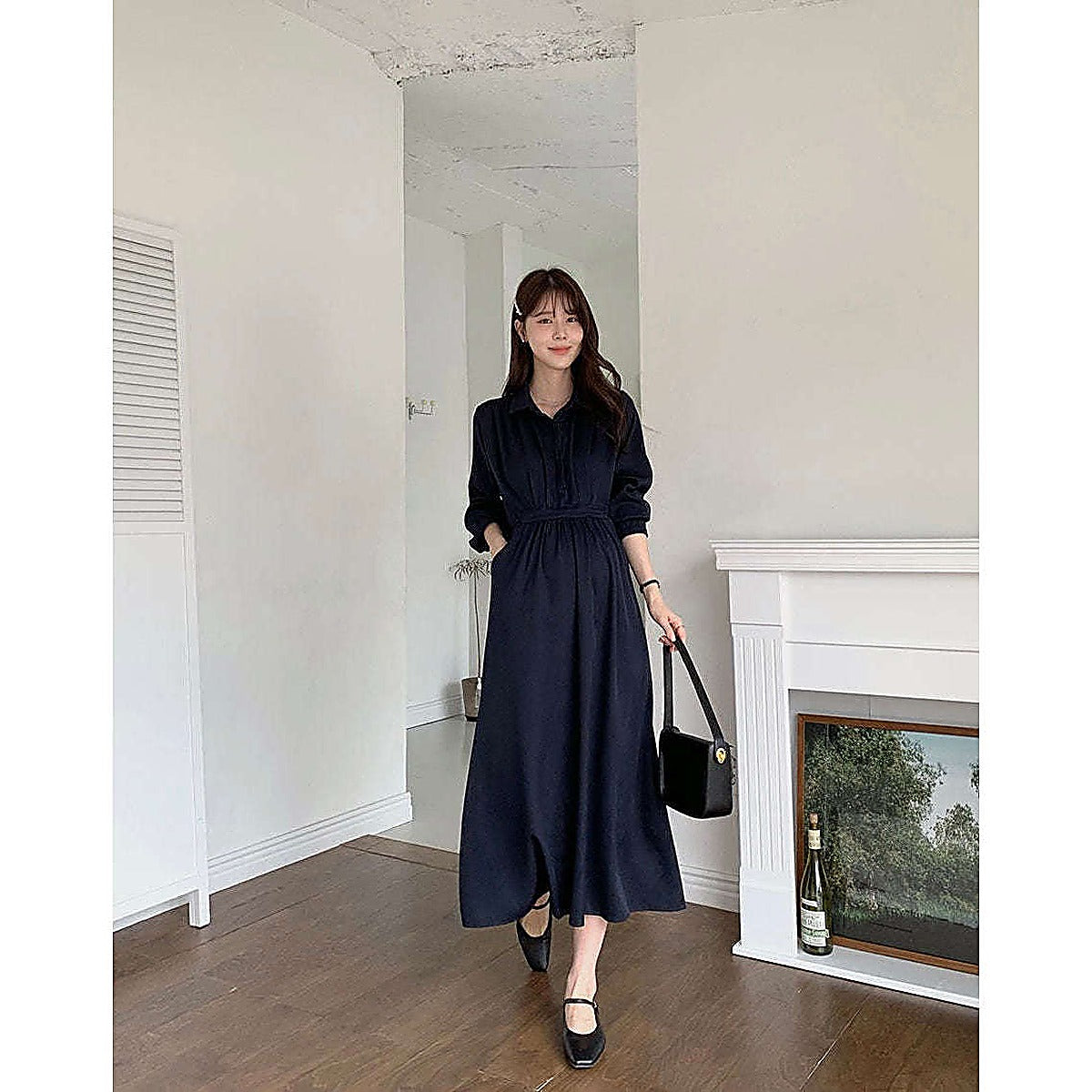 模特兒實穿深藍連身裙，站於客廳｜孕婦企領恤衫修腰長袖連身裙（可哺乳）（第 16 張）