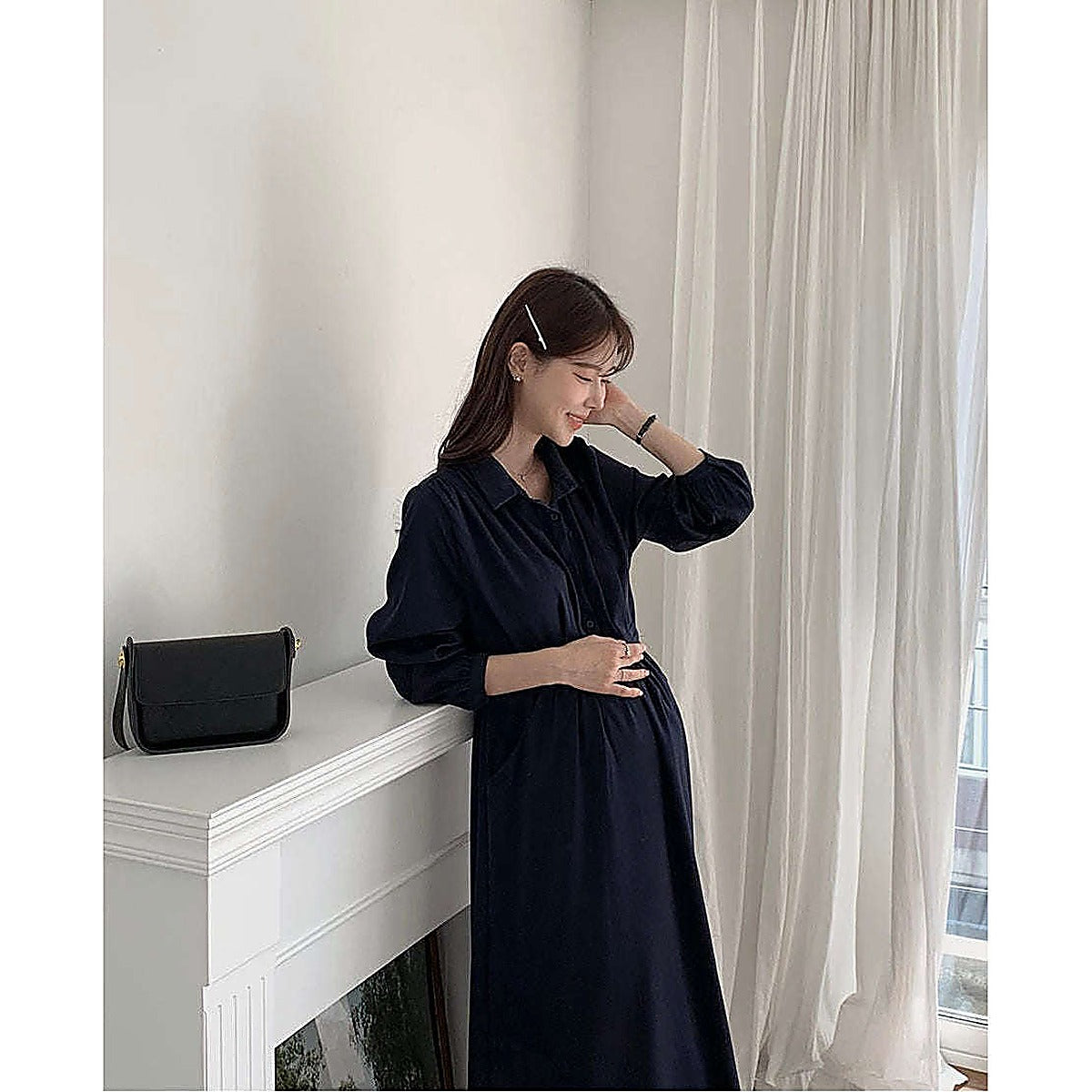 模特兒實穿深藍連身裙，站於床邊側身｜孕婦企領恤衫修腰長袖連身裙（可哺乳）（第 18 張）