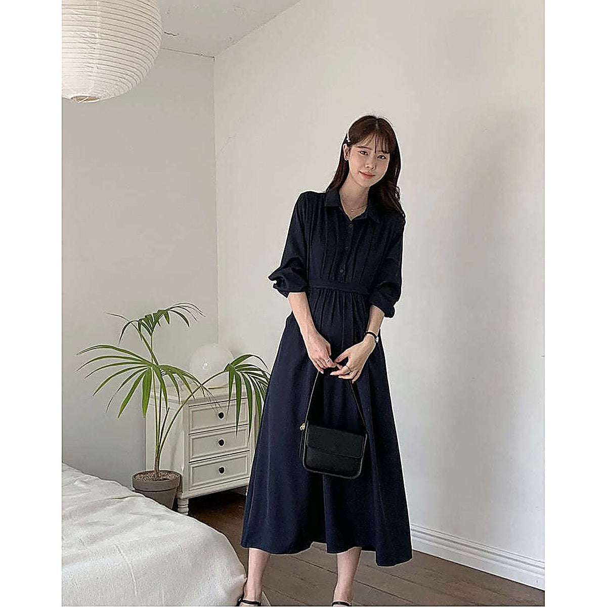 模特兒實穿深藍連身裙，站於睡房手持外套｜孕婦企領恤衫修腰長袖連身裙（可哺乳）（第 25 張）