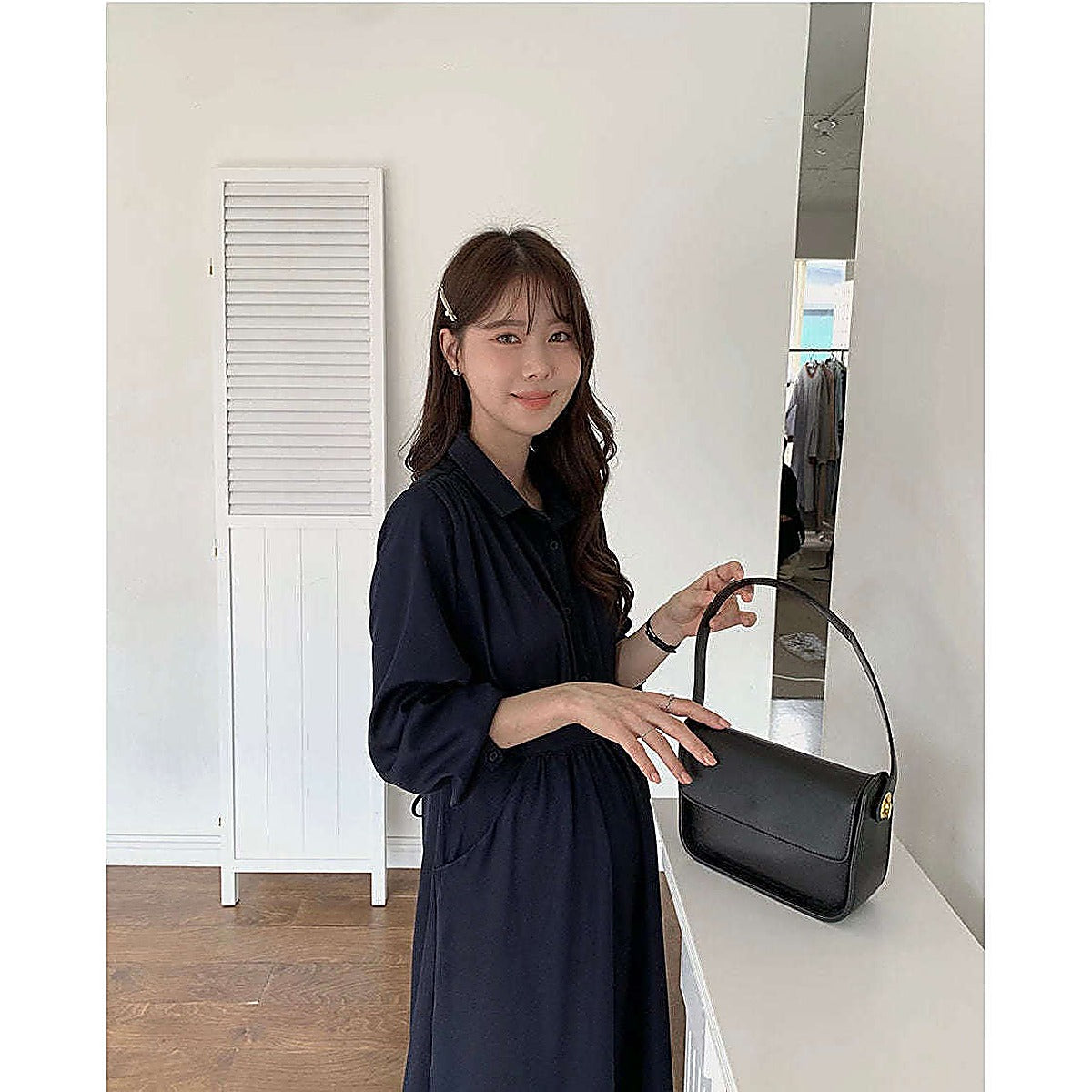 模特兒實穿深藍連身裙，提手袋站於鏡前｜孕婦企領恤衫修腰長袖連身裙（可哺乳）（第 27 張）