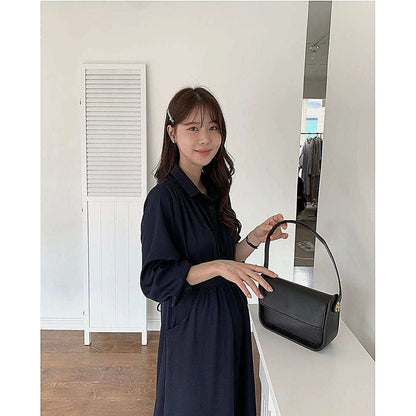 模特兒實穿深藍連身裙，提手袋站於鏡前｜孕婦企領恤衫修腰長袖連身裙（可哺乳）（第 27 張）