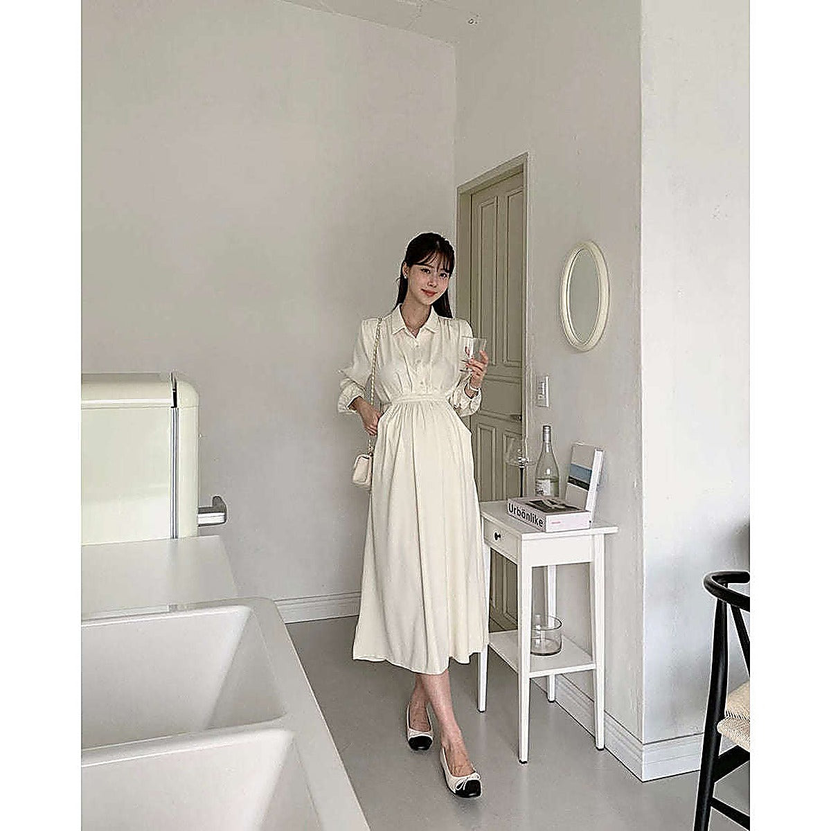 模特兒實穿米白色連身裙，站於浴室鏡前｜孕婦企領恤衫修腰長袖連身裙（可哺乳）（第 30 張）