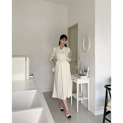 模特兒實穿米白色連身裙，站於浴室鏡前｜孕婦企領恤衫修腰長袖連身裙（可哺乳）（第 30 張）